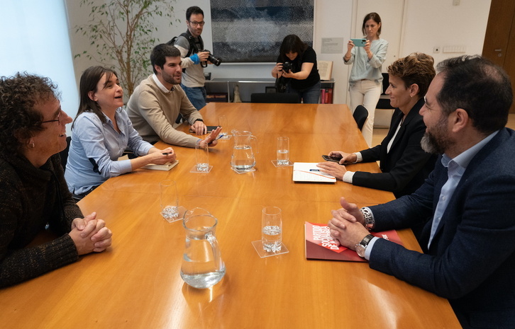 Delegaciones de Contigo-Zurekin y el PSN en una de las pocas reuniones de la negociación a la que ha asistido María Chivite.