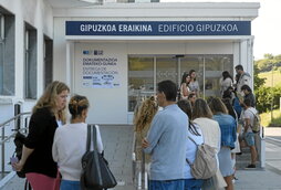 Colas ayer en el Hospital Donostia para entregar la documentación para la OPE.