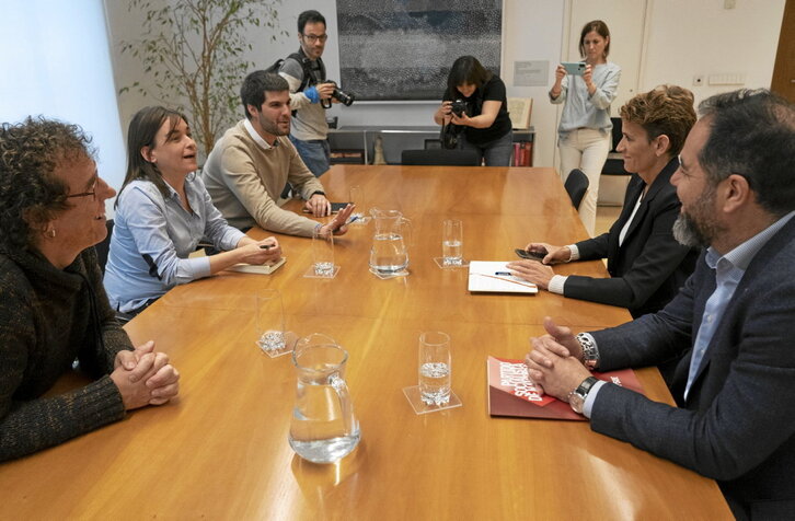 Delegaciones de Contigo-Zurekin y PSN, en una de las pocas reuniones a las que ha asistido María Chivite.