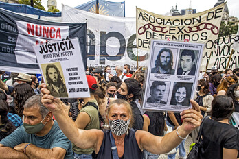 Imagen de archivo de una movilización para reclamar justicia para las víctimas de la dictadura argentina.