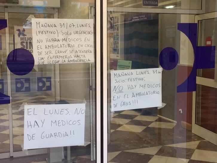 Aviso de ausencia de médicos en el ambulatorio de Gros (Donostia) este pasado lunes.