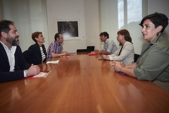 Imagen de una reunión previa entre el PSN y Geroa Bai, con la inusual presencia de María Chivite y Uxue Barkos.