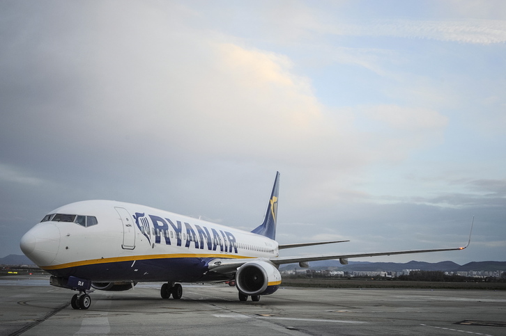 Ryanair konpainiaren hegazkin bat, Forondako aireportuan. 