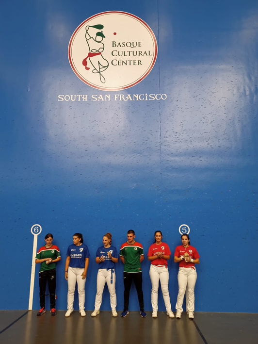 Las pelotaris, en el elegante frontón de San Francisco.