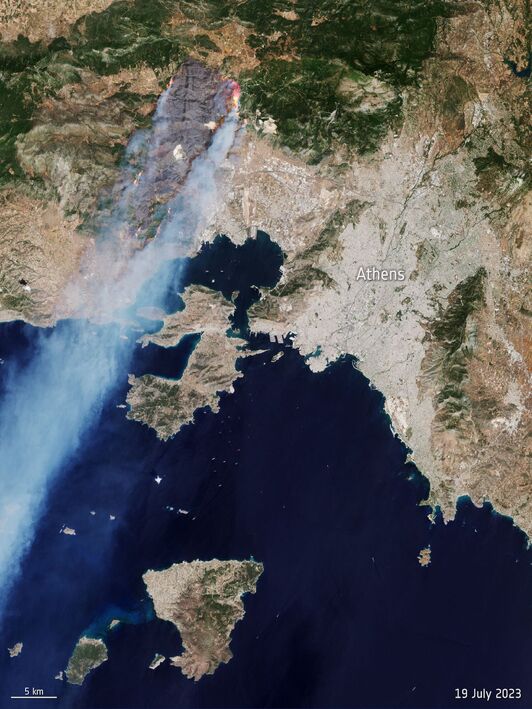 Atenaseko ipar-mendebaldeko suteak, ESAren Copernicus Sentinel-3A satelitetik ikusita.