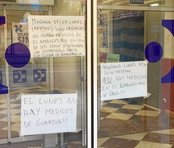 Aviso de ausencia de médicos en el ambulatorio donostiarra de Gros este pasado lunes.