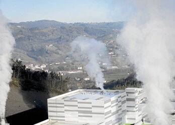 Imagen de la incineradora de Zubieta en funcionamiento.