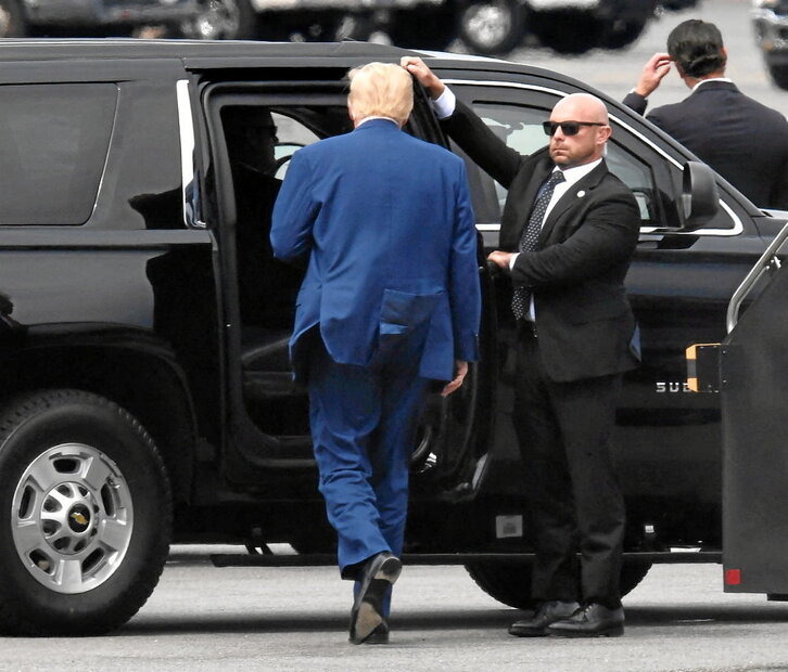 El expresidente Donald Trump, a su llegada al aeropuerto antes de la comparecencia.