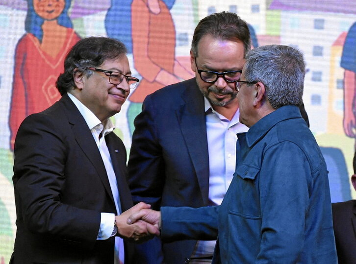 Gustavo Petro estrecha la mano de Pablo Beltrán, ayer en Bogotá.
