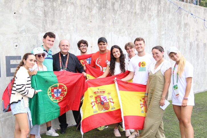 Munilla posa con jóvenes portugueses y españoles antes de su soflama en Lisboa.