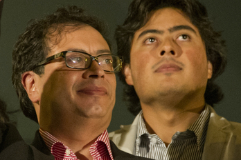 Gustavo Petro y su hijo Nicolás, en un acto en 2014.