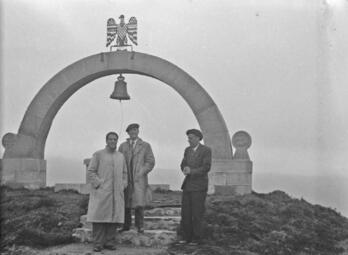 Un grupo de visitantes posa ante el Monumento a la Paz de los Pirineos.