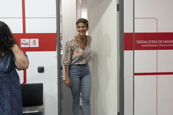 María Chivite sale de una sala de la sede del PSN en Iruñea para realizar declaraciones a los medios el 24 de julio.