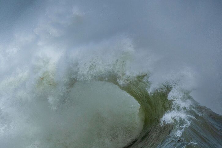 Una ola del océano Atlántico rompe contra la costa de Plobannalec-Lesconil, en Bretaña. 