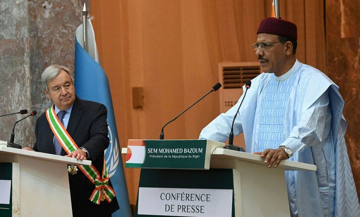 Imagen de archivo de una comparecencia del presidente de Níger, Mohamed Bazoum, junto a Antonio Guterres, secretario general de la ONU.