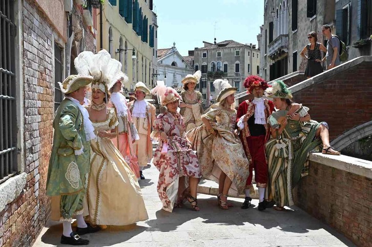 Turistas franceses, de fiesta en uno de los puentes sobre los canales venecianos.