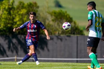 Unai Vencedor se ha estrenado hoy Galizano con la camiseta del Eibar.