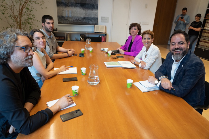 Reunión de las delegación de Contigo-Zurekin y el PSN.