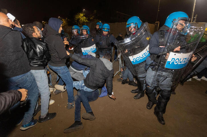 Golpes contra solicitantes de asilo en Milán.