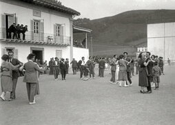 Dantzaldia Doneztebeko plazan, 1924ko San Pedro bestetan. Ezkerrean, La Union kasinoa.