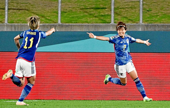 Miyazawa, que ya lleva cinco, celebra un gol con Tanaka.