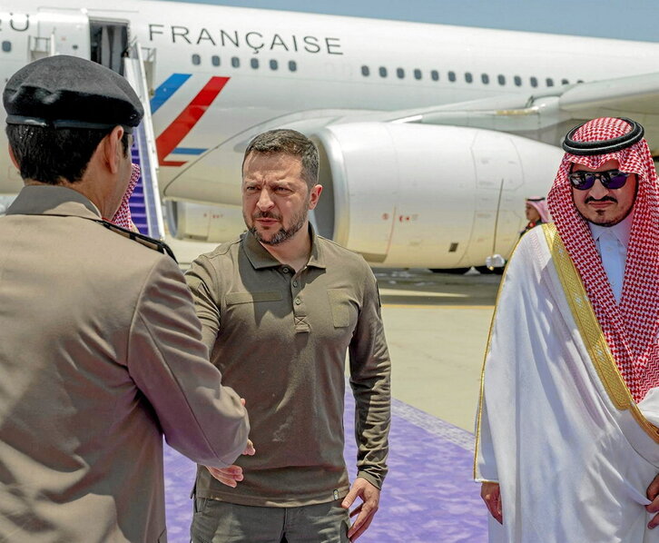 El presidente ucraniano, volodimir Zelenski, a su llegada al aeropuerto de Jeddah.