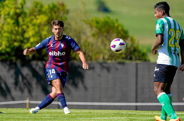 Unai Vencedor se estrenó como jugador del Eibar ante el Racing de Santander.