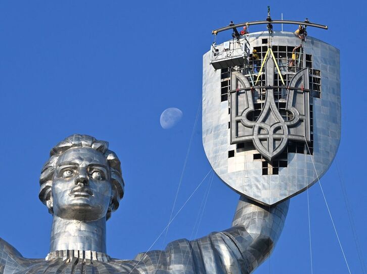 Operarios instalan el escudo de armas de Ucraniaen sustitución del de la antigua URSS en el gigantesco monumento a la patria de Kiev.