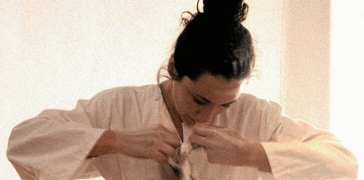 Un fotograma de uno de los vídeos de Janet Toro, presentados en el Museo de Arte Contemporáneo de Santiago de Chile.