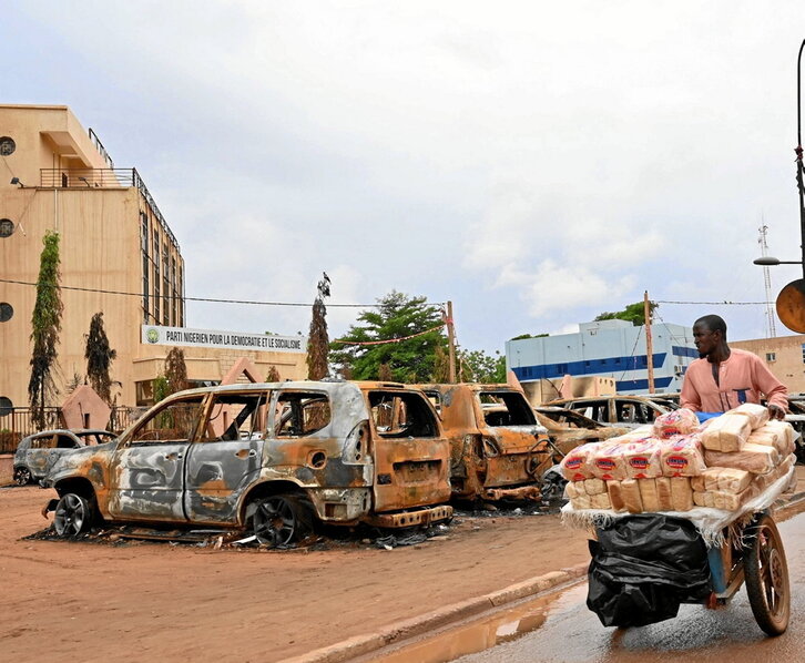 Coches quemados, en el exterior de la sede del partido del presidente destituido, Mohamed Bazoum.