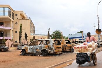 Coches quemados, en el exterior de la sede del partido del presidente destituido, Mohamed Bazoum.