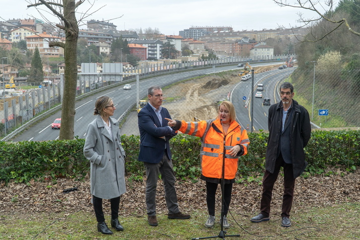 Responsables del Ayuntamiento de Donostia y la Diputación, supervisando el nuevo acceso de Marrutxipi (en la GI-20) hace unos meses.