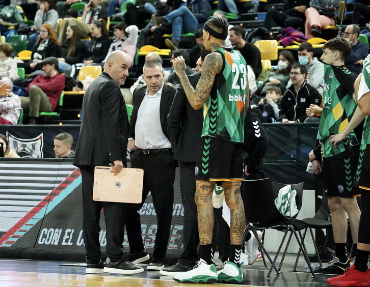 El técnico de Bilbao Basket, Jaume Ponsarnau, y su ayudante Javi Salgado, en un partido de la Champions.