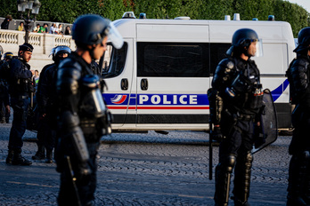 Poliziak Nanterren Nahel nerabea hil ondorengo istiluak Marseillan. 
