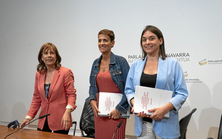 Uxue Barkos, María Chivite y Begoña Alfaro posan tras firmar el acuerdo programático.