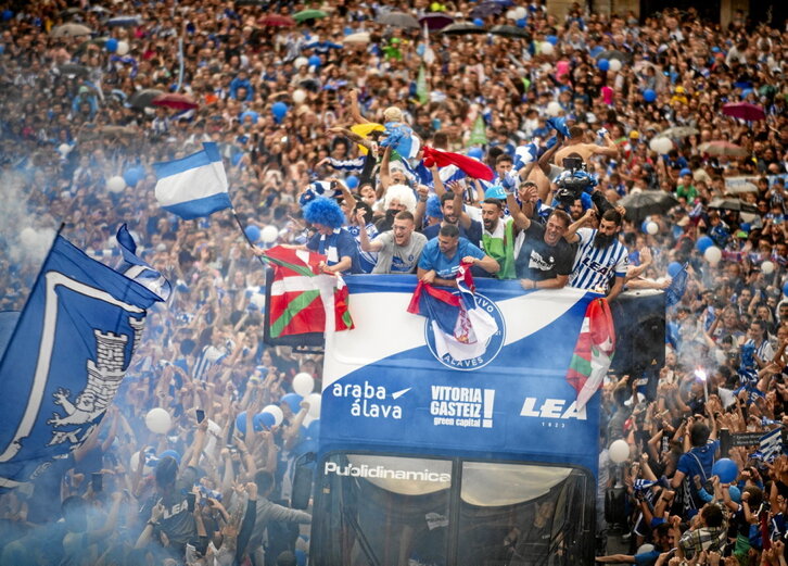 Jugadores como Guridi, Maras, Moya, Abde y Villalibre, entre otros, y el técnico García Plaza celebran el ascenso.