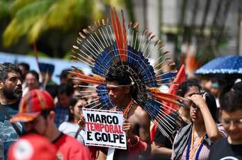 Marcha de indígenas por los derechos de sus territorios.