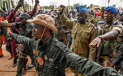 Miembros de CNSP, arropados por seguidores en Niamey.