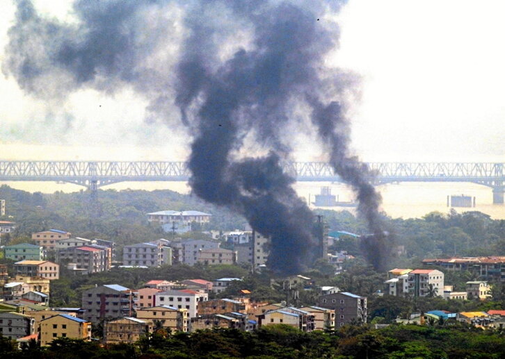 El humo se eleva en un barrio de Rangún en marzo de 2021.