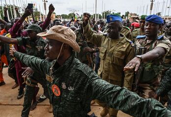 Miembros de CNSP, arropados por seguidores en Niamey.