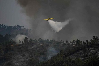  Una avioneta lanza agua sobre el incendio de Odemira, al sur de Portugal. 