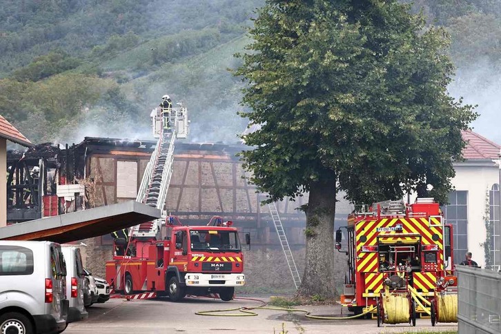 Bomberos trabajan en el lugar de la tragedia, en la localidad de Wintzenheim.