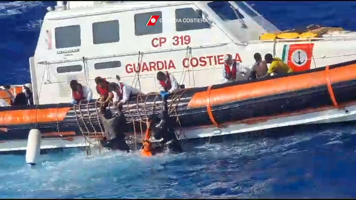 La Guardia Costera italiana, durante un operativo de rescate, el pasado sábado. 