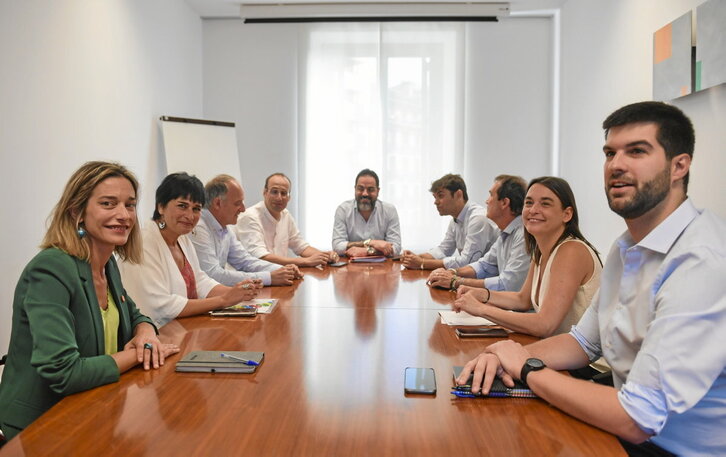 Reunión de EH Bildu, ayer en el Parlamento, con los firmantes del acuerdo programático.