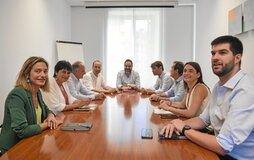 Reunión de EH Bildu, ayer en el Parlamento, con los firmantes del acuerdo programático.