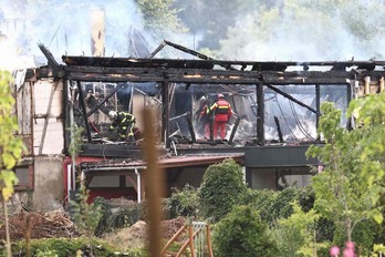 Bomberos trabajan en el lugar de la tragedia, en la localidad de Wintzenheim.