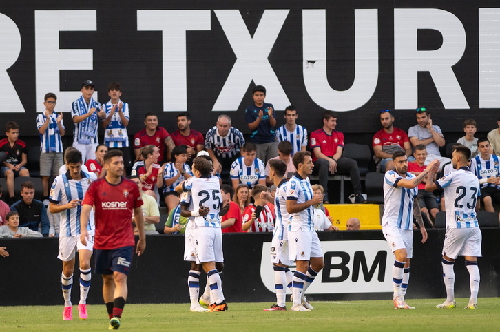 Los jugadores de la Real celebran uno de los goles de la final de la Euskal Herria Txapela, torneo ganado por Osasuna. 