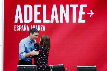 Sánchez, felicitado el día siguiente a las elecciones, tras el que se fue de vacaciones.