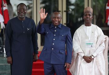 El presidente de la Cedeao, Omar Touray (i), junto a Evariste Ndayishimiye, presidente de Burundi, y Adamu Ibrahim Lamuwa, ministro de Exteriores de Nigeria. 