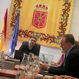 Unai Hualde y Javier Esparza, en la reunión de la Mesa y Junta de ayer.